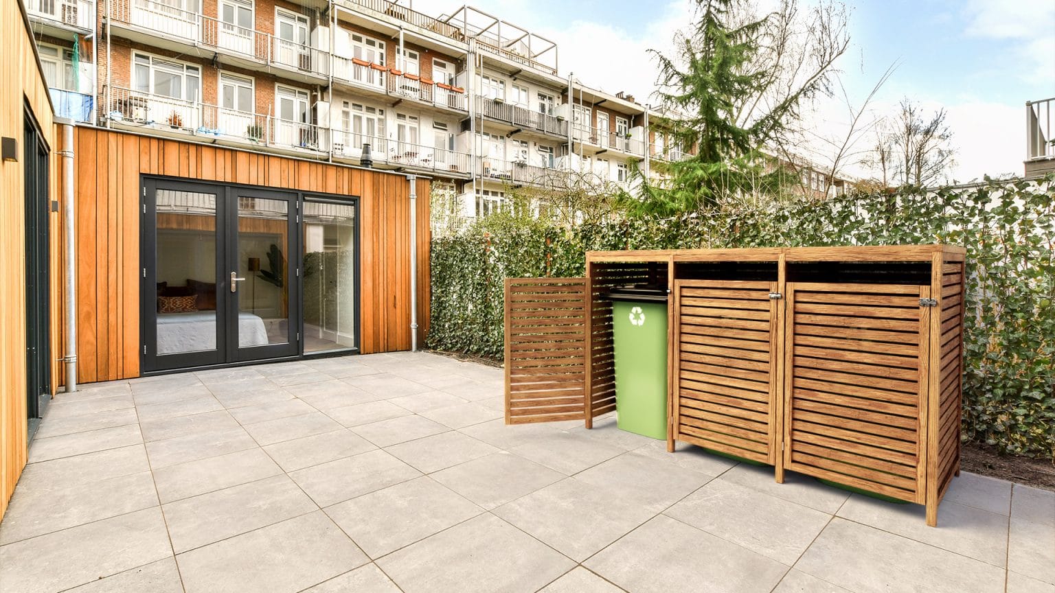 Drewniana osłona na kosze stojąca na tarasie przy nowoczesnym budynku