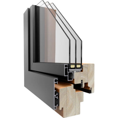 rzekrój 3D drewniano‑aluminiowego okna z potrójnym oszkleniem, wyraźnie pokazujący warstwy: aluminiową ramę z zewnętrzną okładziną, drewniane profile oraz trzy komory szyby.