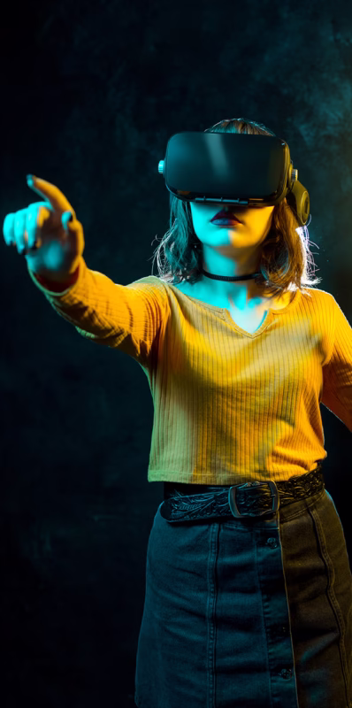 Kobieta w goglach VR w wirtualnej przestrzeni – wizualizacje 3D i AR w marketingu