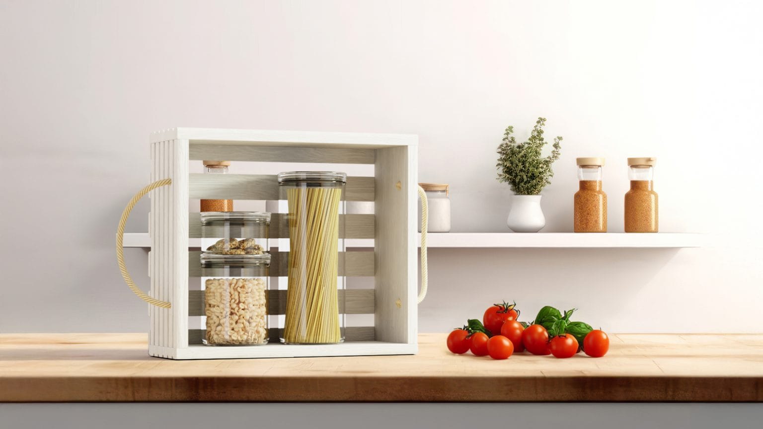 Biała półka w kuchni z pojemnikami na makaron i kaszę, na blacie świeże pomidory i zioła w tle.