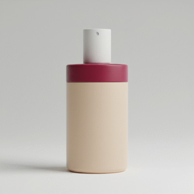 Beżowy pojemnik z białym atomizerem i bordową nakrętką, przedstawiony na neutralnym tle jako wizualizacja 3D nowoczesnego opakowania kosmetycznego.