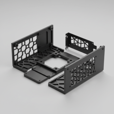 Czarny wydruk 3D przedstawiający części obudowy technicznej z ażurowymi panelami wentylacyjnymi i otworami montażowymi, przygotowany jako element konstrukcyjny urządzenia elektronicznego.